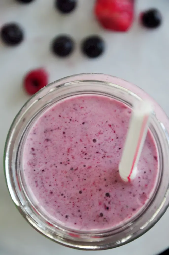 Breakfast smoothie with only 4 ingredients, it's the quickest breakfast you can make in a busy morning that's packed with flavor and nutrition.