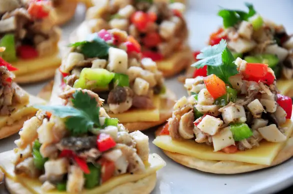 Easy cracker appetizers featuring king oyster mushrooms, tuna, bell peppers, and cheese of your choice. They are perfect for parties.