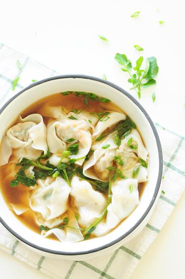 https://www.streetsmartkitchen.com/wp-content/uploads/How-to-Make-Wonton-Soup-9.jpg?ezimgfmt=rs:372x560/rscb1/ngcb1/notWebP