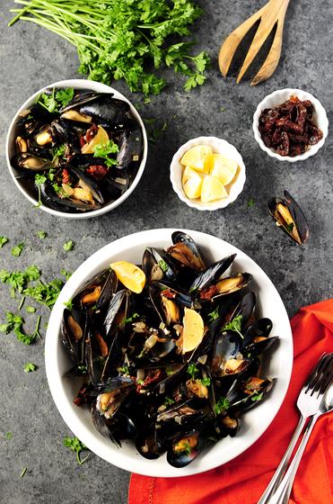 https://www.streetsmartkitchen.com/wp-content/uploads/Super-Easy-Mussel-Recipe-with-White-Wine-Sauce-1.jpg?ezimgfmt=rs:372x560/rscb1/ngcb1/notWebP