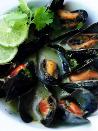 Quick and delicious mussels steamed in white wine along with a spicy and creamy Thai-style cooking sauce.